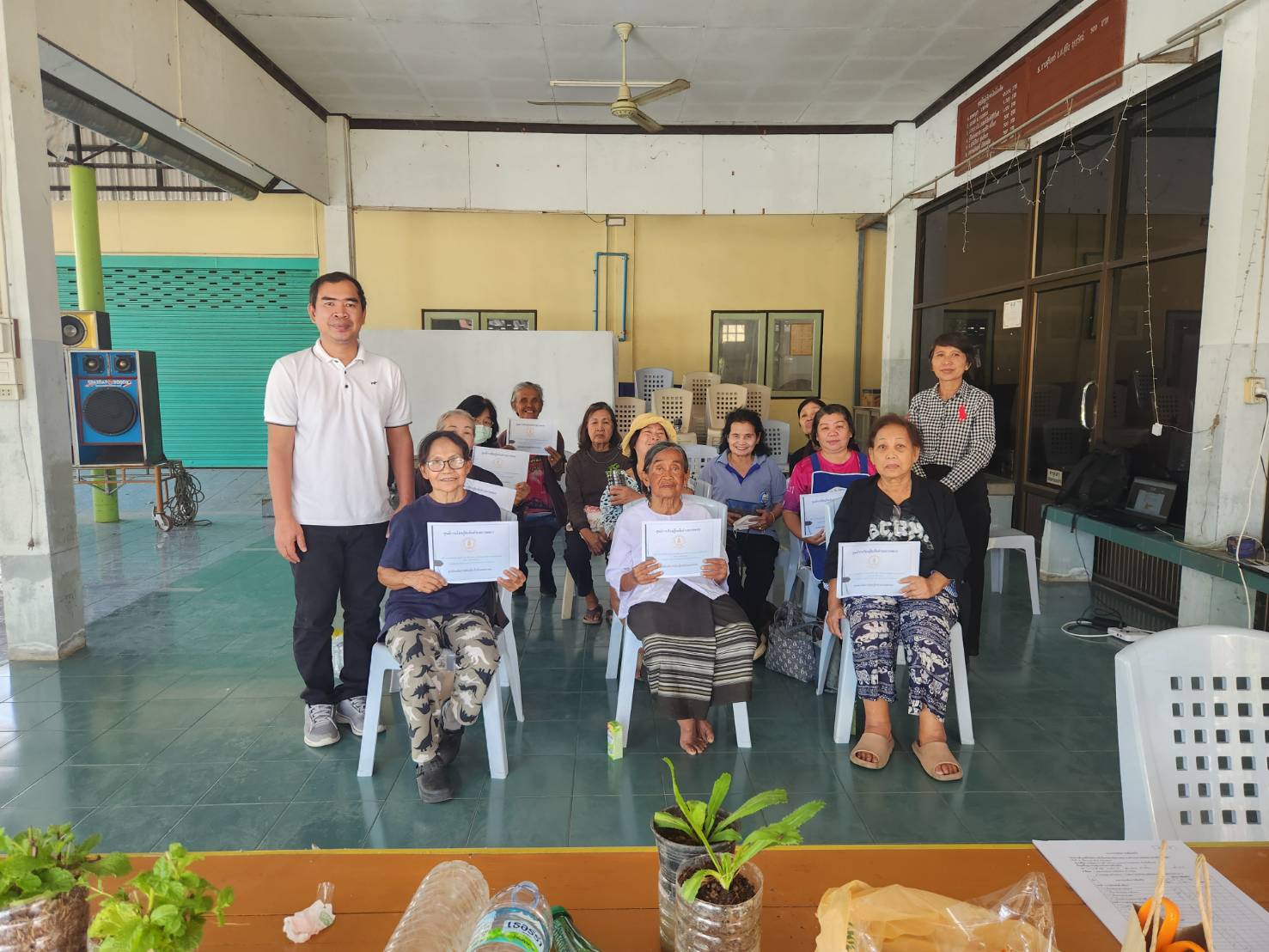 โครงการทักษะชีวิตให้ความรู้เรื่อง บริหารจัดการขยะ  การทำกระถางแก้มลิงจากขวดพลาสติก