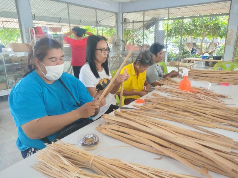 2. หลักสูตรวิชาการทำกระเป๋าจากผักตบชวา (ยกดอกลายไทย)