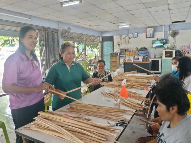 3. หลักสูตรวิชาการทำกระเป๋าจากผักตบชวา (ยกดอกลายไทย)