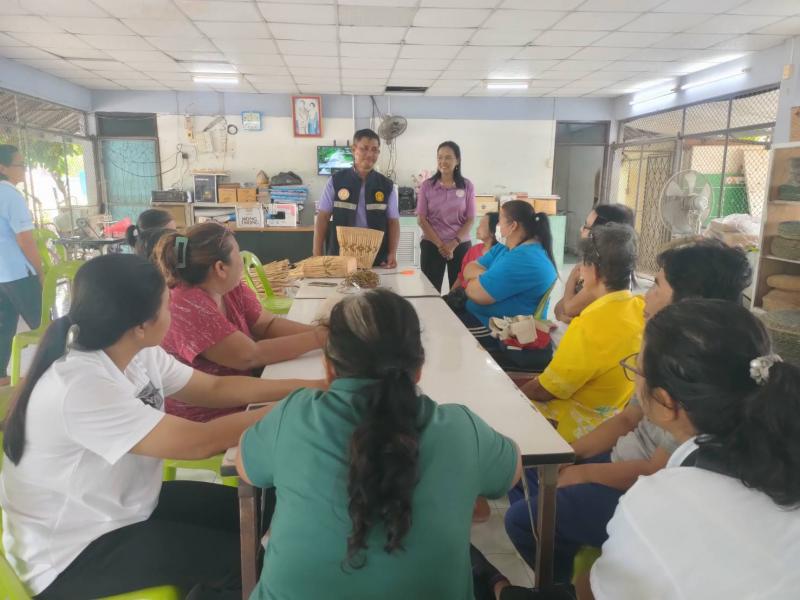 4. หลักสูตรวิชาการทำกระเป๋าจากผักตบชวา (ยกดอกลายไทย)