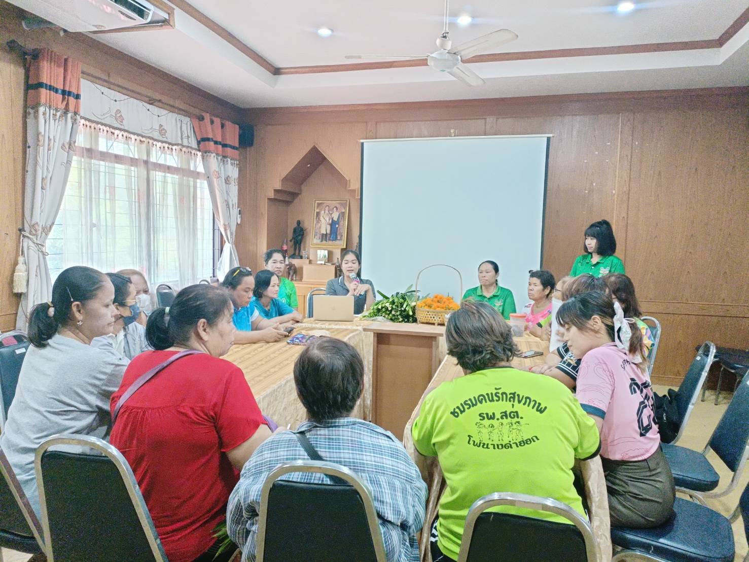 โครงการทักษะชีวิต การดูแลสุขภาพ และการสืบสานภูมิปัญญาไทย จัดดอกไม้จากใบเตย