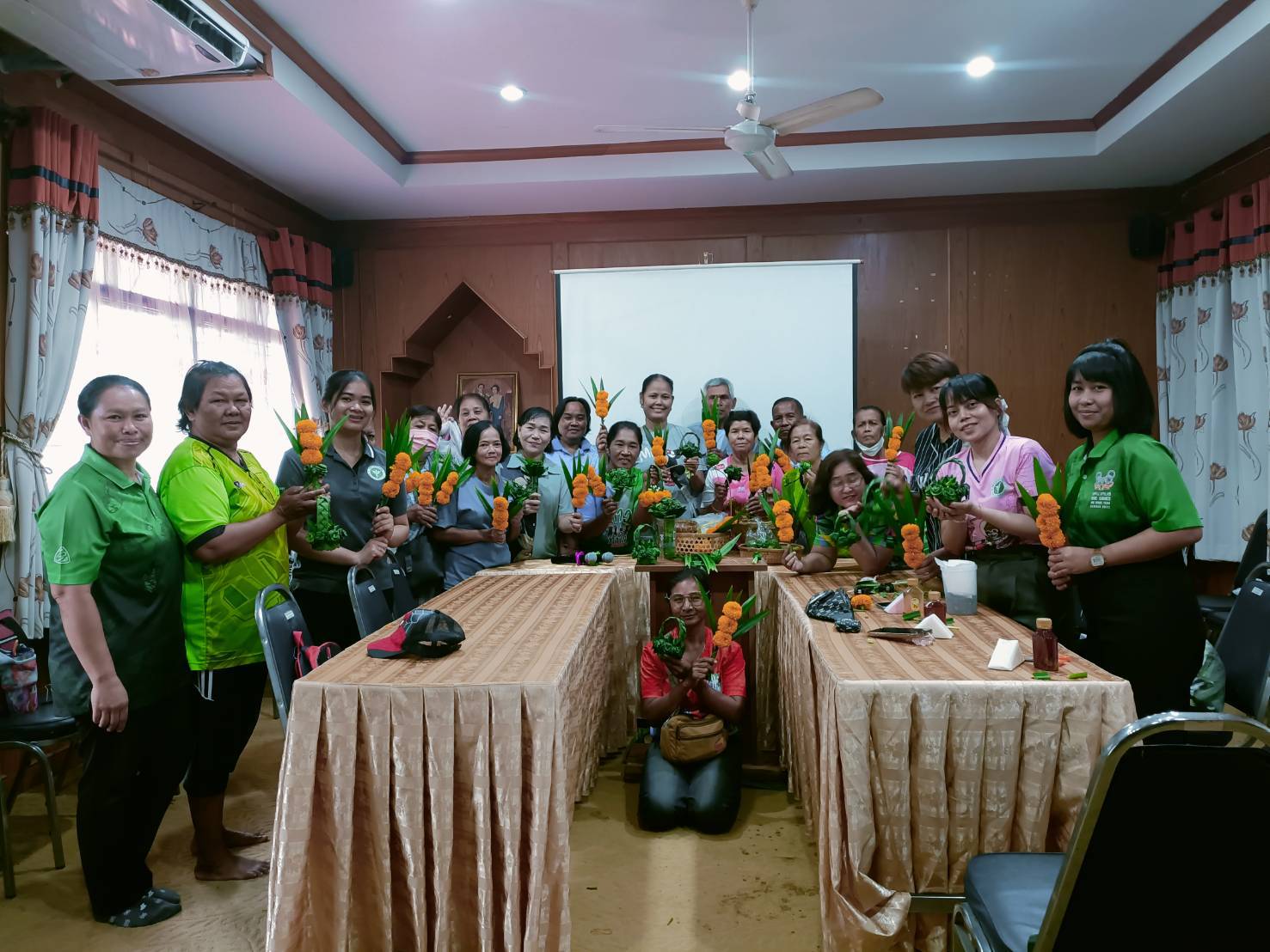 โครงการทักษะชีวิต การดูแลสุขภาพ และการสืบสานภูมิปัญญาไทย จัดดอกไม้จากใบเตย