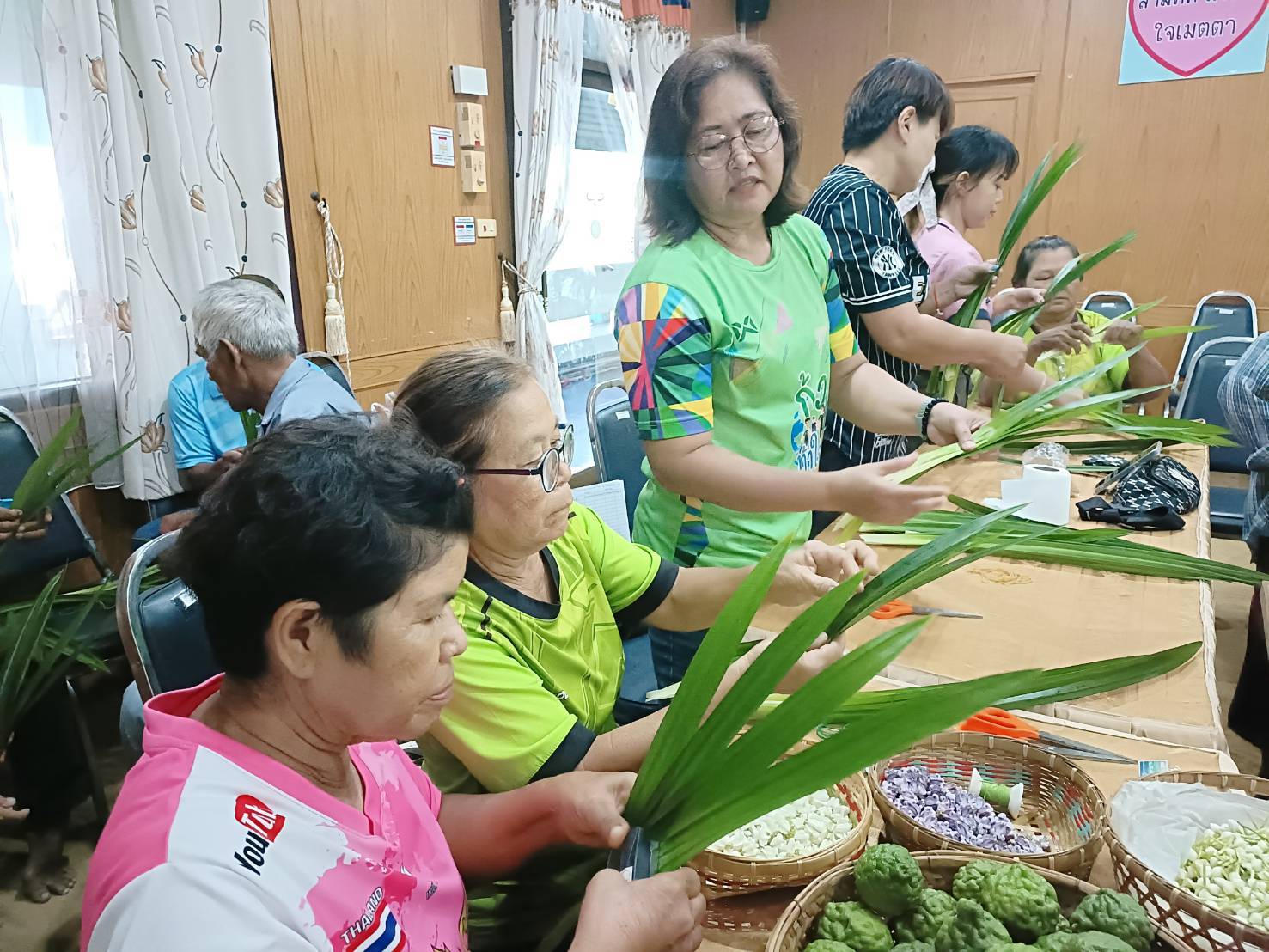 โครงการทักษะชีวิต การดูแลสุขภาพ และการสืบสานภูมิปัญญาไทย จัดดอกไม้จากใบเตย