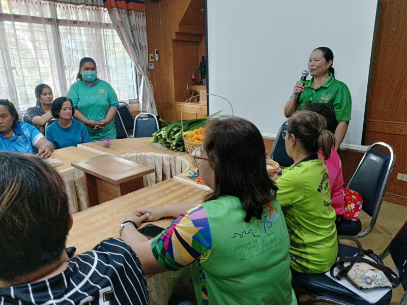 3. โครงการทักษะชีวิต การดูแลสุขภาพ และการสืบสานภูมิปัญญาไทย จัดดอกไม้จากใบเตย