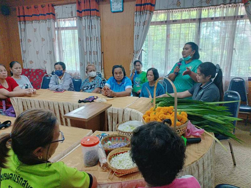 4. โครงการทักษะชีวิต การดูแลสุขภาพ และการสืบสานภูมิปัญญาไทย จัดดอกไม้จากใบเตย