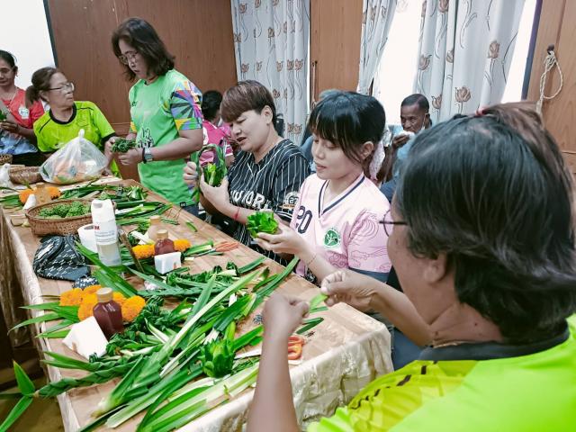 1. โครงการทักษะชีวิต การดูแลสุขภาพ และการสืบสานภูมิปัญญาไทย จัดดอกไม้จากใบเตย