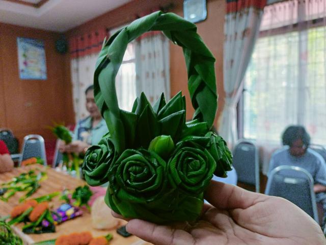 2. โครงการทักษะชีวิต การดูแลสุขภาพ และการสืบสานภูมิปัญญาไทย จัดดอกไม้จากใบเตย