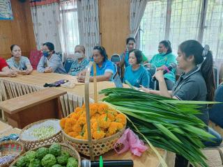 10. โครงการทักษะชีวิต การดูแลสุขภาพ และการสืบสานภูมิปัญญาไทย จัดดอกไม้จากใบเตย