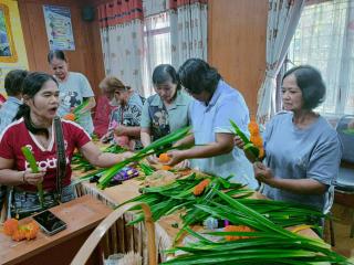12. โครงการทักษะชีวิต การดูแลสุขภาพ และการสืบสานภูมิปัญญาไทย จัดดอกไม้จากใบเตย