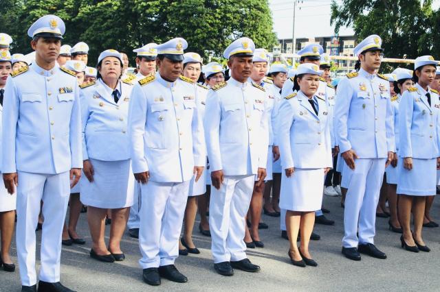 2. ร่วมพิธีวางพวงมาลา