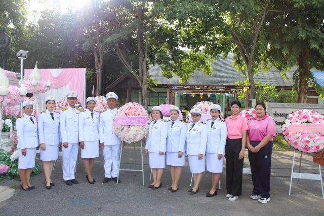 4. ร่วมพิธีวางพวงมาลา