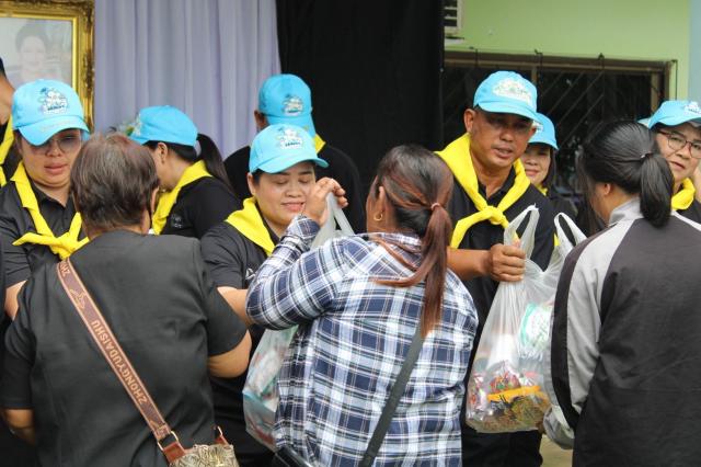 2. ผู้ประสบภัยน้ำท่วมรับมอบของอุปโภค บริโภค