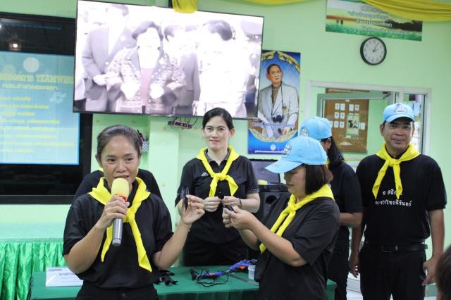 สอนนักศึกษาทำริบบิ้นไว้ทุกข์