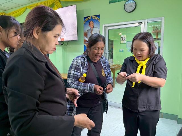 3. สอนนักศึกษาทำริบบิ้นไว้ทุกข์