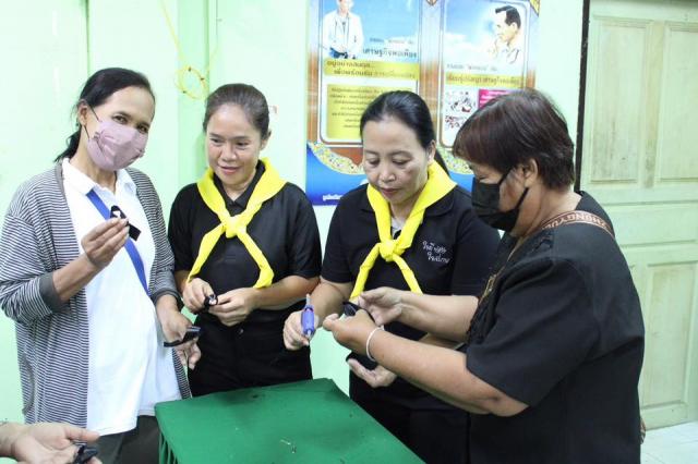 4. สอนนักศึกษาทำริบบิ้นไว้ทุกข์