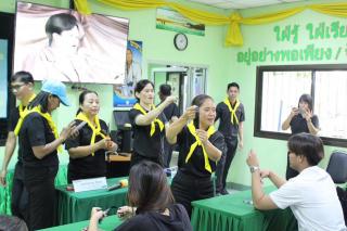 6. สอนนักศึกษาทำริบบิ้นไว้ทุกข์