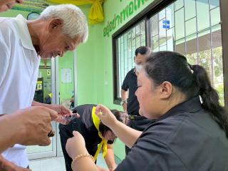 7. สอนนักศึกษาทำริบบิ้นไว้ทุกข์