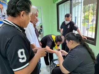 8. สอนนักศึกษาทำริบบิ้นไว้ทุกข์