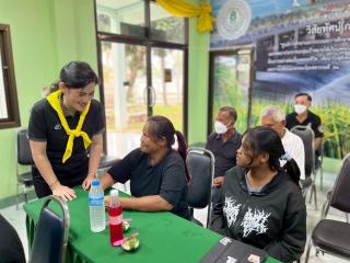 9. สอนนักศึกษาทำริบบิ้นไว้ทุกข์