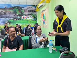 10. สอนนักศึกษาทำริบบิ้นไว้ทุกข์