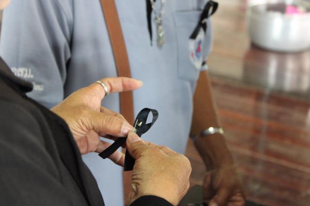 2. สอนทำริบบิ้นไว้อาลัย