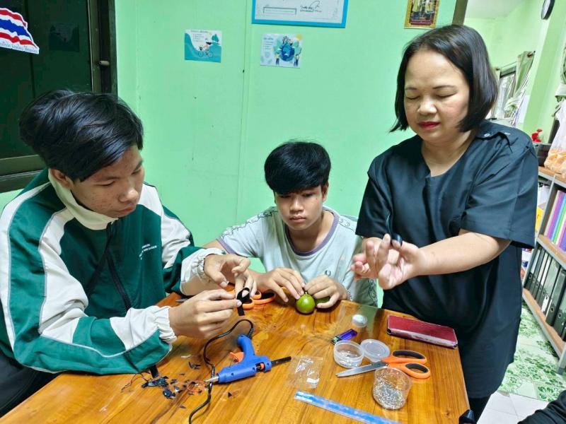 2. สอนทำริบบิ้นไว้อาลัย