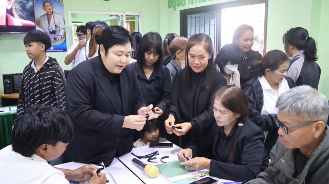 4. ทำริบบิ้นเครื่องหมายแสดงความไว้อาลัย