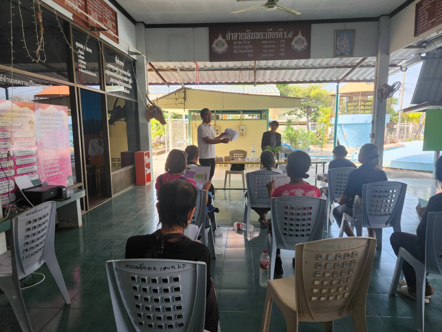 โครงการทักษะชีวิตให้ความรู้เรื่อง บริหารจัดการขยะ  การทำกระถางแก้มลิงจากขวดพลาสติก