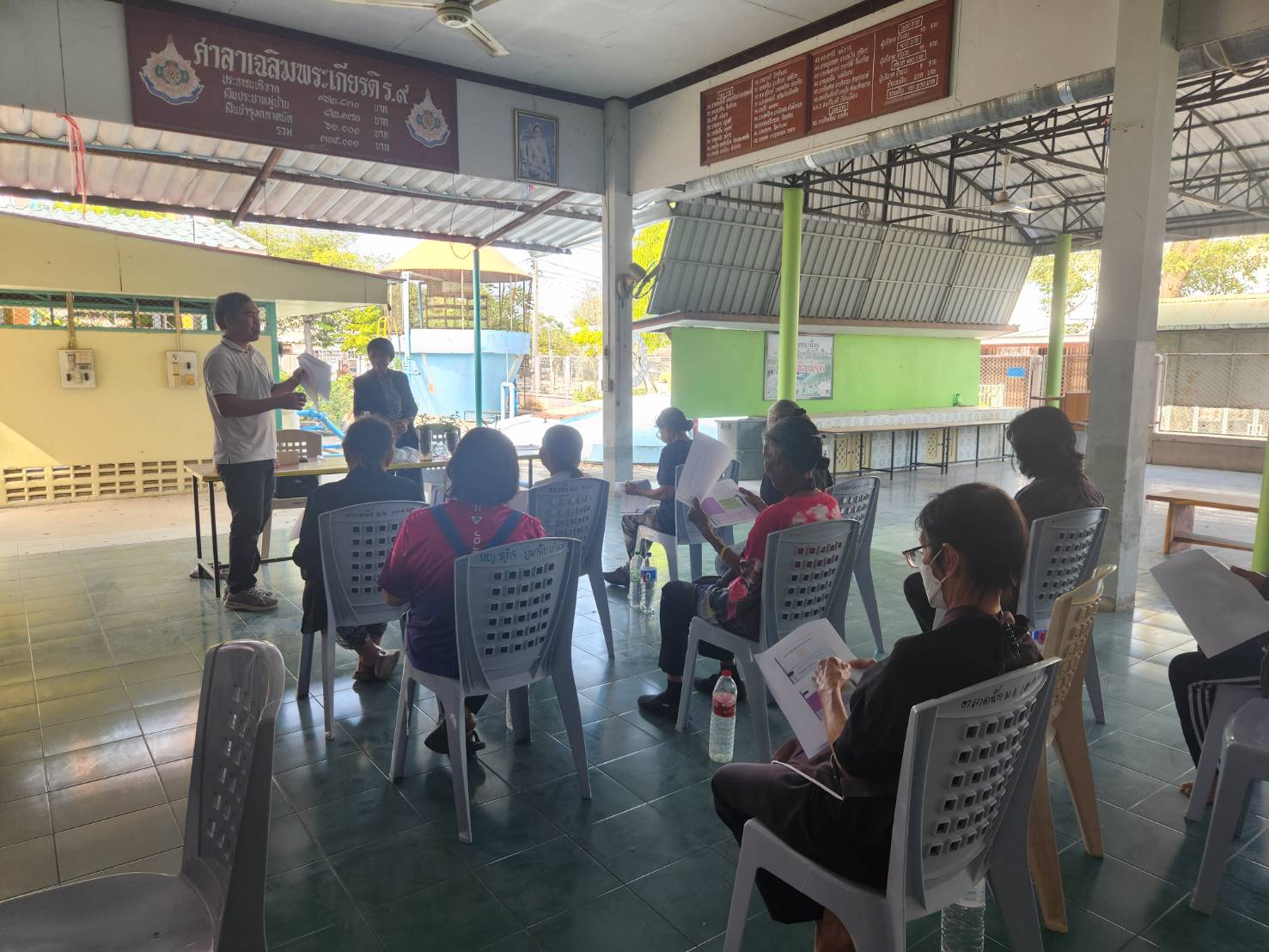 โครงการทักษะชีวิตให้ความรู้เรื่อง บริหารจัดการขยะ  การทำกระถางแก้มลิงจากขวดพลาสติก