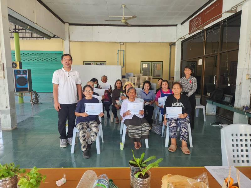 1. โครงการทักษะชีวิตให้ความรู้เรื่อง บริหารจัดการขยะ  การทำกระถางแก้มลิงจากขวดพลาสติก