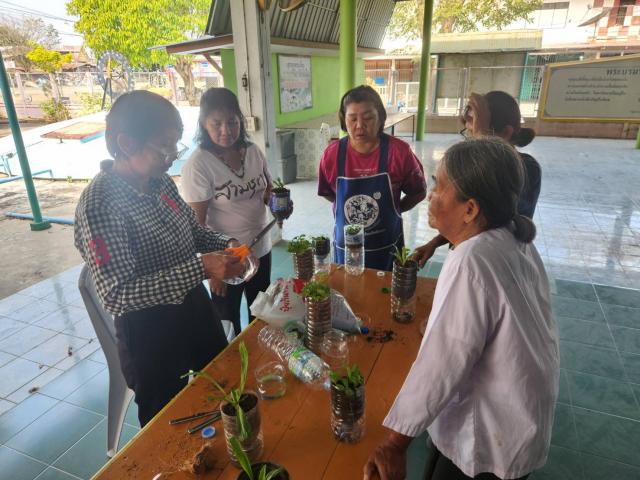 2. โครงการทักษะชีวิตให้ความรู้เรื่อง บริหารจัดการขยะ  การทำกระถางแก้มลิงจากขวดพลาสติก