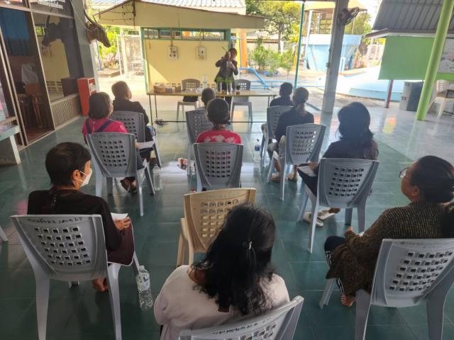 4. โครงการทักษะชีวิตให้ความรู้เรื่อง บริหารจัดการขยะ  การทำกระถางแก้มลิงจากขวดพลาสติก