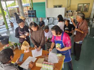 10. โครงการทักษะชีวิตให้ความรู้เรื่อง บริหารจัดการขยะ  การทำกระถางแก้มลิงจากขวดพลาสติก