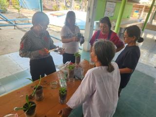 13. โครงการทักษะชีวิตให้ความรู้เรื่อง บริหารจัดการขยะ  การทำกระถางแก้มลิงจากขวดพลาสติก