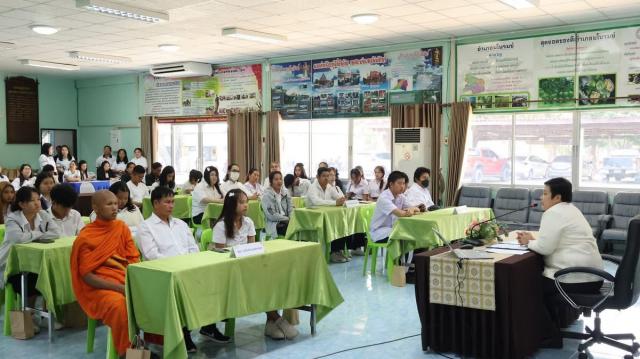 3. โครงการปลุกพลังการอ่าน (แว่นแก้ว)