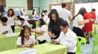 10. โครงการปลุกพลังการอ่าน (แว่นแก้ว)