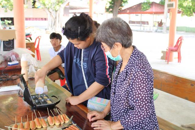 2. โครงการ Learn to Earn การทำวาฟเฟิลไส้กรอก