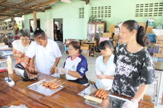 9. โครงการ Learn to Earn การทำวาฟเฟิลไส้กรอก