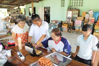 10. โครงการ Learn to Earn การทำวาฟเฟิลไส้กรอก