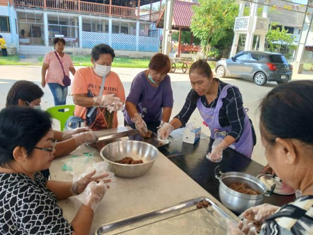 4. กิจกรรมพัฒนาอาชีพชุมชน หลักสูตรการทำเม็ดขนุน