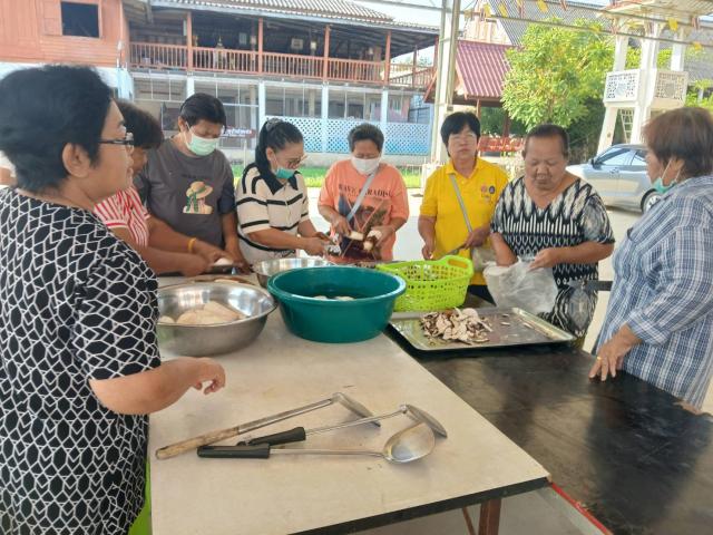 4. กิจกรรมพัฒนาอาชีพชุมชน หลักสูตรการทำเม็ดขนุน