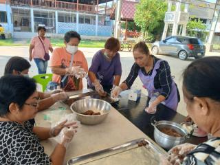 4. กิจกรรมพัฒนาอาชีพชุมชน หลักสูตรการทำเม็ดขนุน