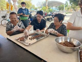 5. กิจกรรมพัฒนาอาชีพชุมชน หลักสูตรการทำเม็ดขนุน