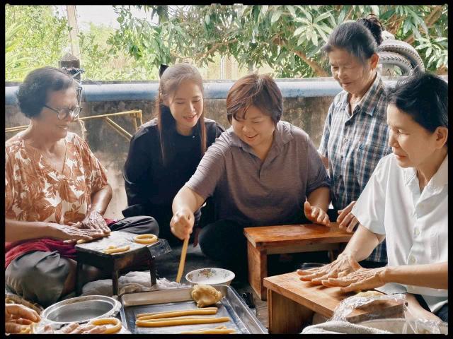 4. โครงการพัฒนาอาชีพชุมชน  หลักสูตรการทำขนมกง