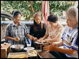 5. โครงการพัฒนาอาชีพชุมชน  หลักสูตรการทำขนมกง