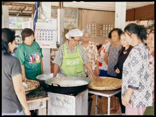 6. โครงการพัฒนาอาชีพชุมชน  หลักสูตรการทำขนมกง