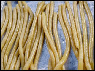 8. โครงการพัฒนาอาชีพชุมชน  หลักสูตรการทำขนมกง