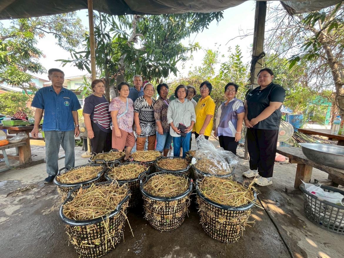 โครงการเรียนรู้ตามหลักปรัชญาของเศรษฐกิจพอเพียง (การเพาะเห็ดฟางในตะกร้า)