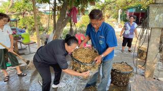 13. โครงการเรียนรู้ตามหลักปรัชญาของเศรษฐกิจพอเพียง (การเพาะเห็ดฟางในตะกร้า)