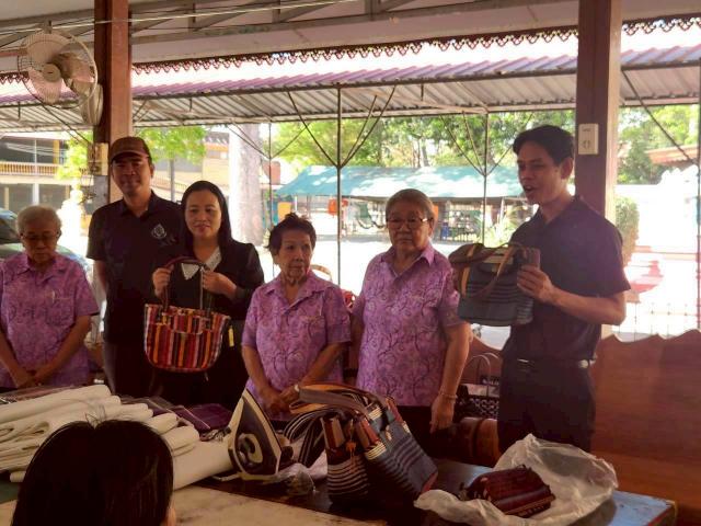 2. โครงการพัฒนาอาชีพชุมชน หลักสูตรการทำกระเป๋าผ้าด้นมือ